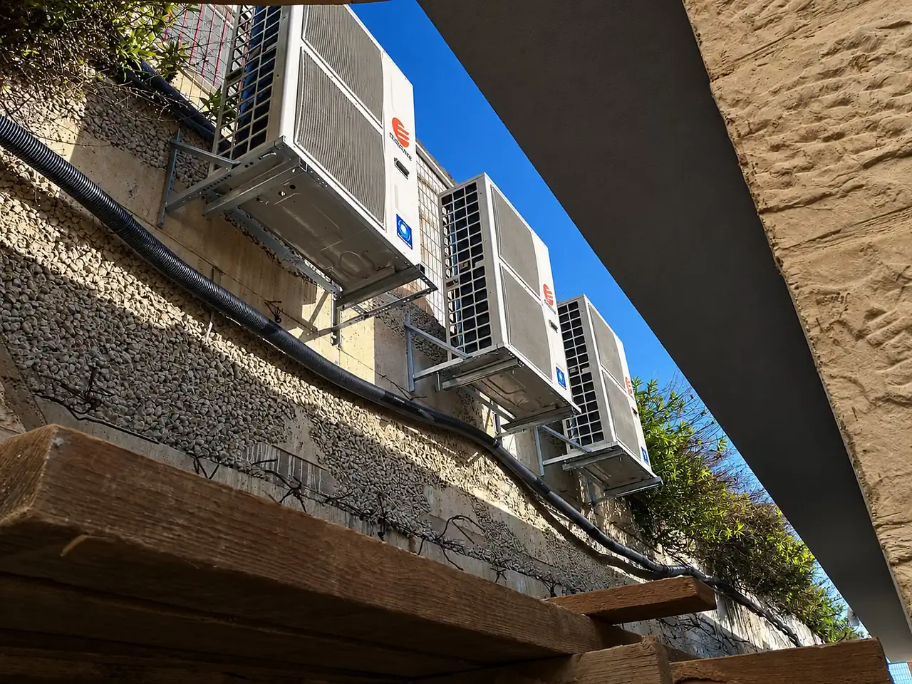 יחידות חיצוניות של מזגנים על מבנה